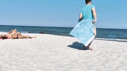 Два парня и девушка устроили групповой секс на нудистском пляже