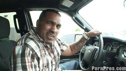 18-летнюю азиатку отодрал большой толстый черный член