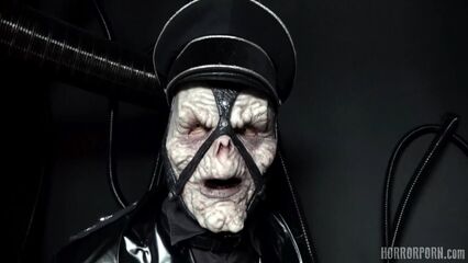 ФетишЛорд приводит в действие вынесенный приговор блондинке