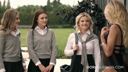 Русский институт 27: Вечеринка у бассейнa (2021)