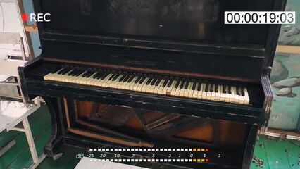 18-ти летняя Карина отсосала у взрослого мужика