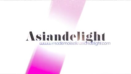 огромная анальная пробка в попке брюнетки