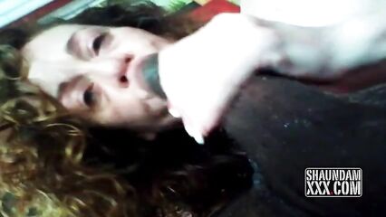 Огромный черный член кончает в глотку