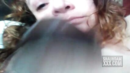 Огромный черный член кончает в глотку