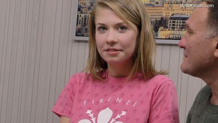 Дефлорация: Потеря девственности молодой Гвинет Петровой