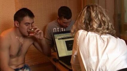 Будни пьяных русских молодых студентов во время карантина