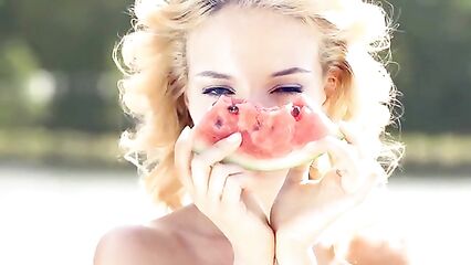 Модель Наталья Андреева (Немчинова) на яхте в море