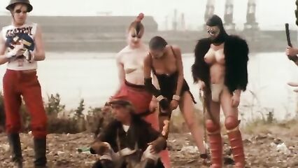 Тинто Брасс: Мотор! (1979) - эротическая комедия