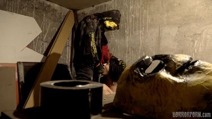 Психопат в маске пленил трех девушек на заброшенной фабрике